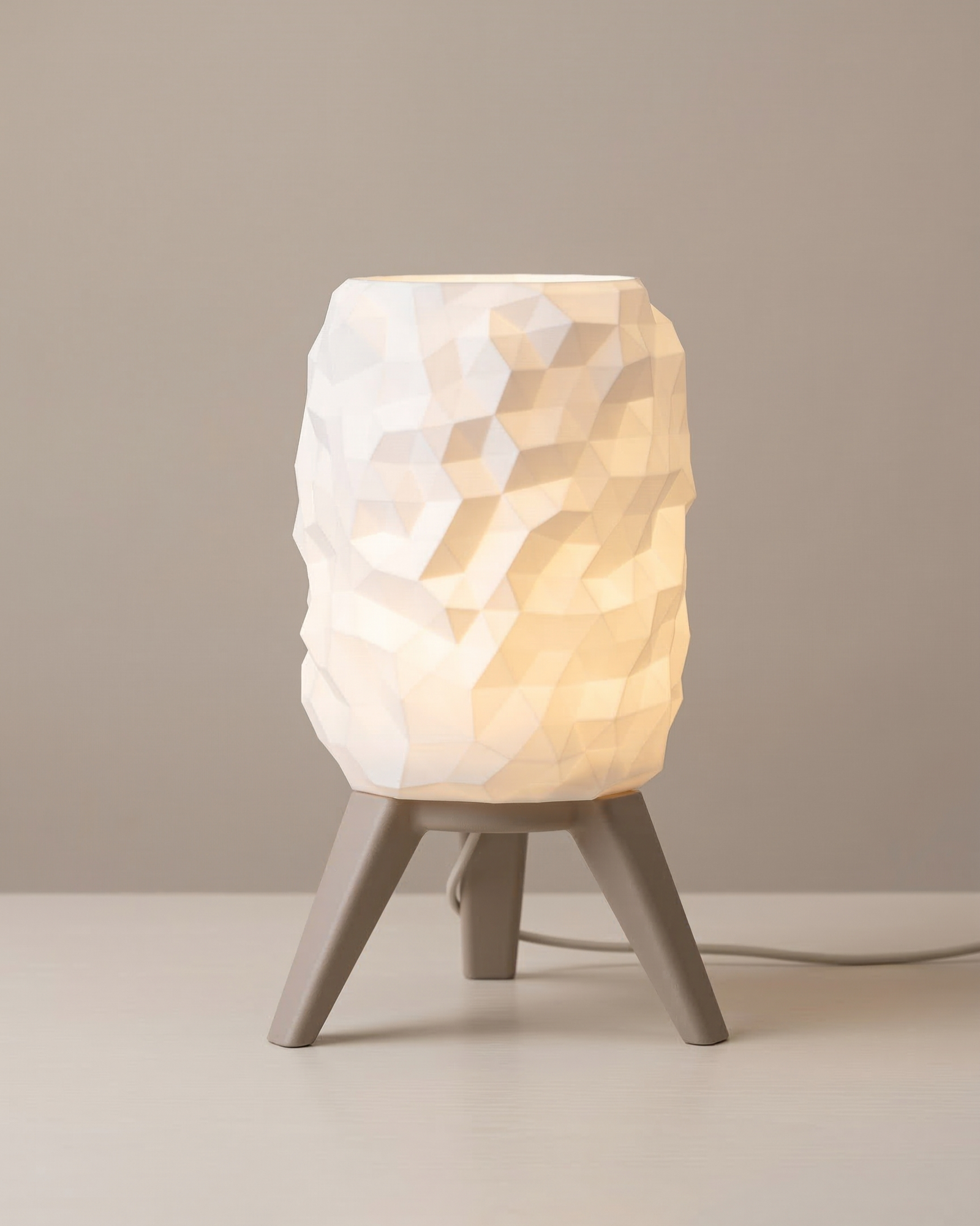 LÁMPARA DE MESA CON TRÍPODE ECOFIL